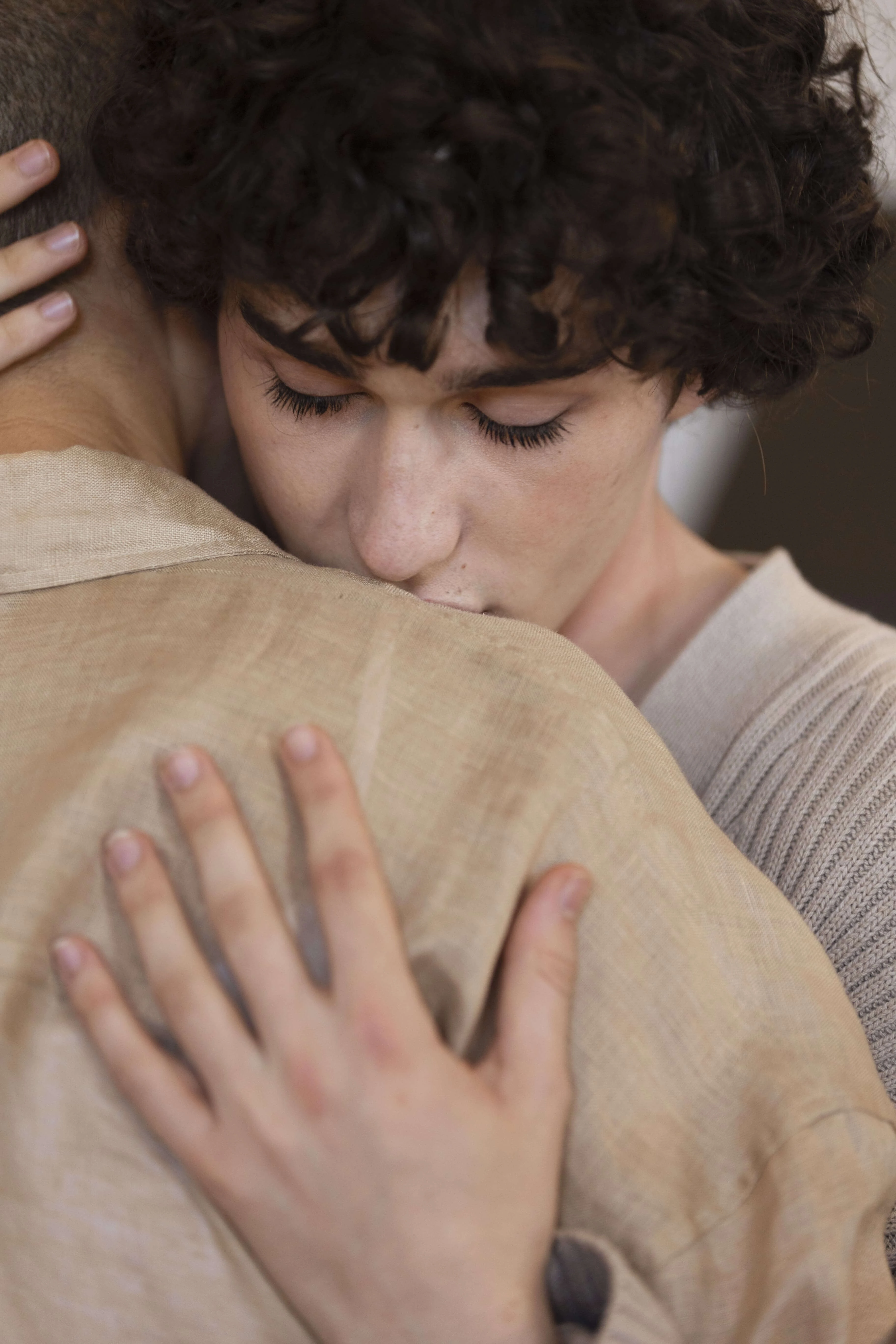 Pareja abrazándose con el dolor de extrañarse en la intimidad y en su conexión sexual